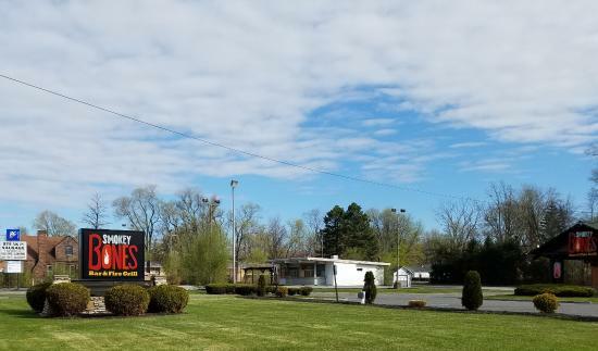Smokey Bones Bar & Fire Grill